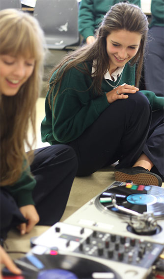 Sven Anderson preparing an audio collage with Transition Year students. Sven Anderson preparing an audio collage with Transition Year students.